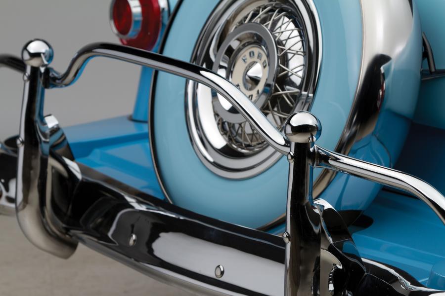 Ford Fairlane Sunliner Convertible White & Blue 1956 года  (фото 13 из 41)